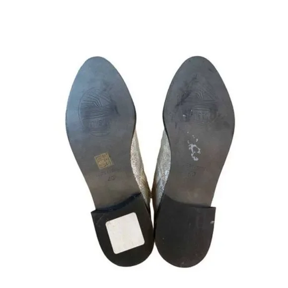 MIISTA LONDON Metallic Silver Boots 9 1/2. Runs small! Likely fit like an 8 1/2. - Picture 12 of 12